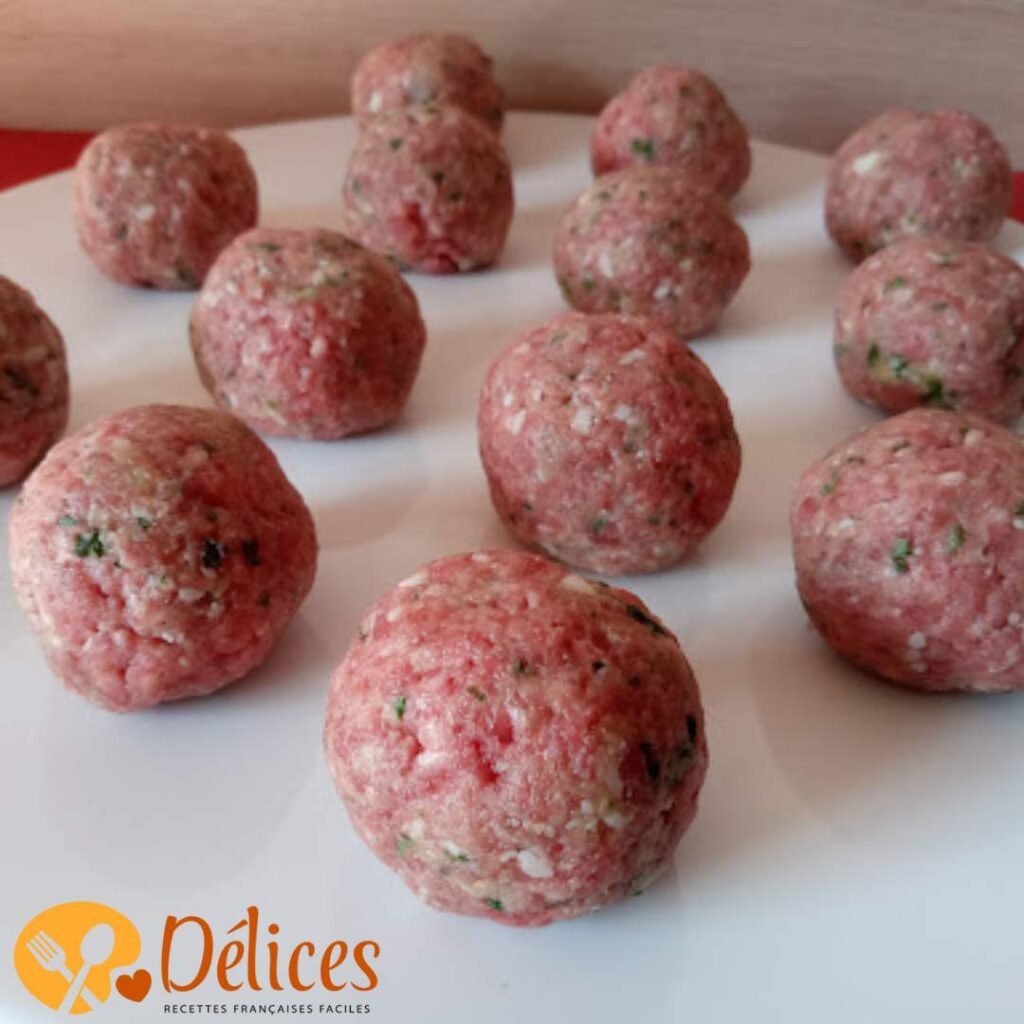 Plat de bœuf carottes dans une cocotte en fonte, morceaux de bœuf et carottes tendres dans une sauce riche. Image de recette de bœuf carottes maison et traditionnelle.