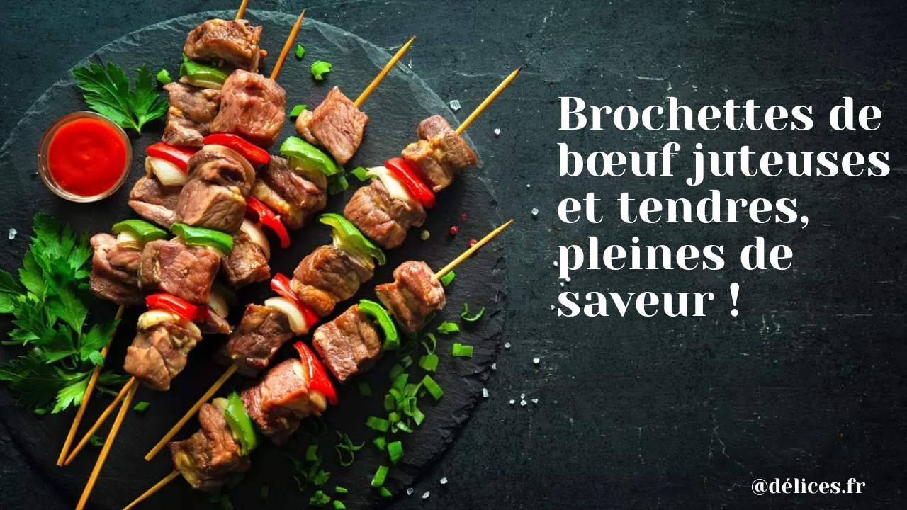 Plusieurs brochettes de bœuf grillées, alternant des morceaux de viande, de poivrons verts et rouges, servies avec une petite coupelle de sauce rouge sur un fond noir texturé.