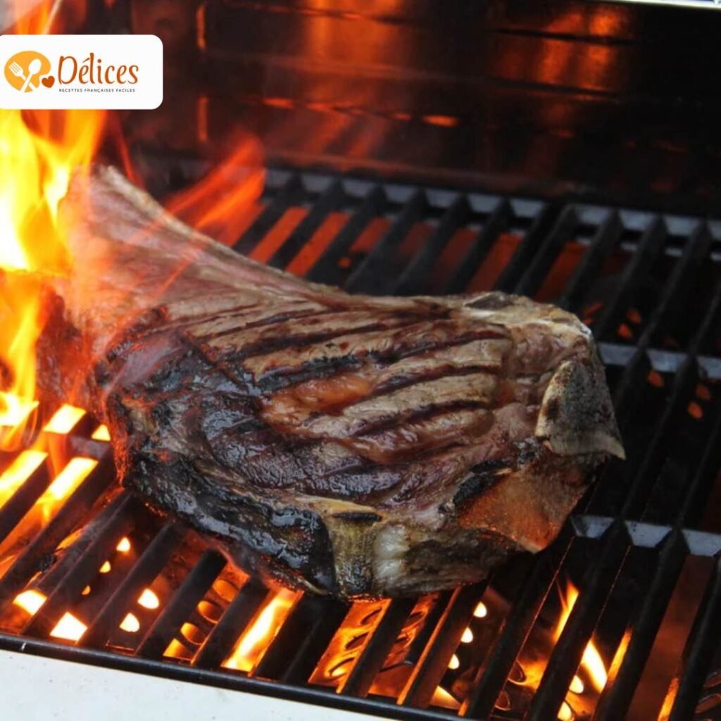 Gros plan sur une côte de bœuf épaisse, avec l'os, en train de griller sur un barbecue ou une plancha.
