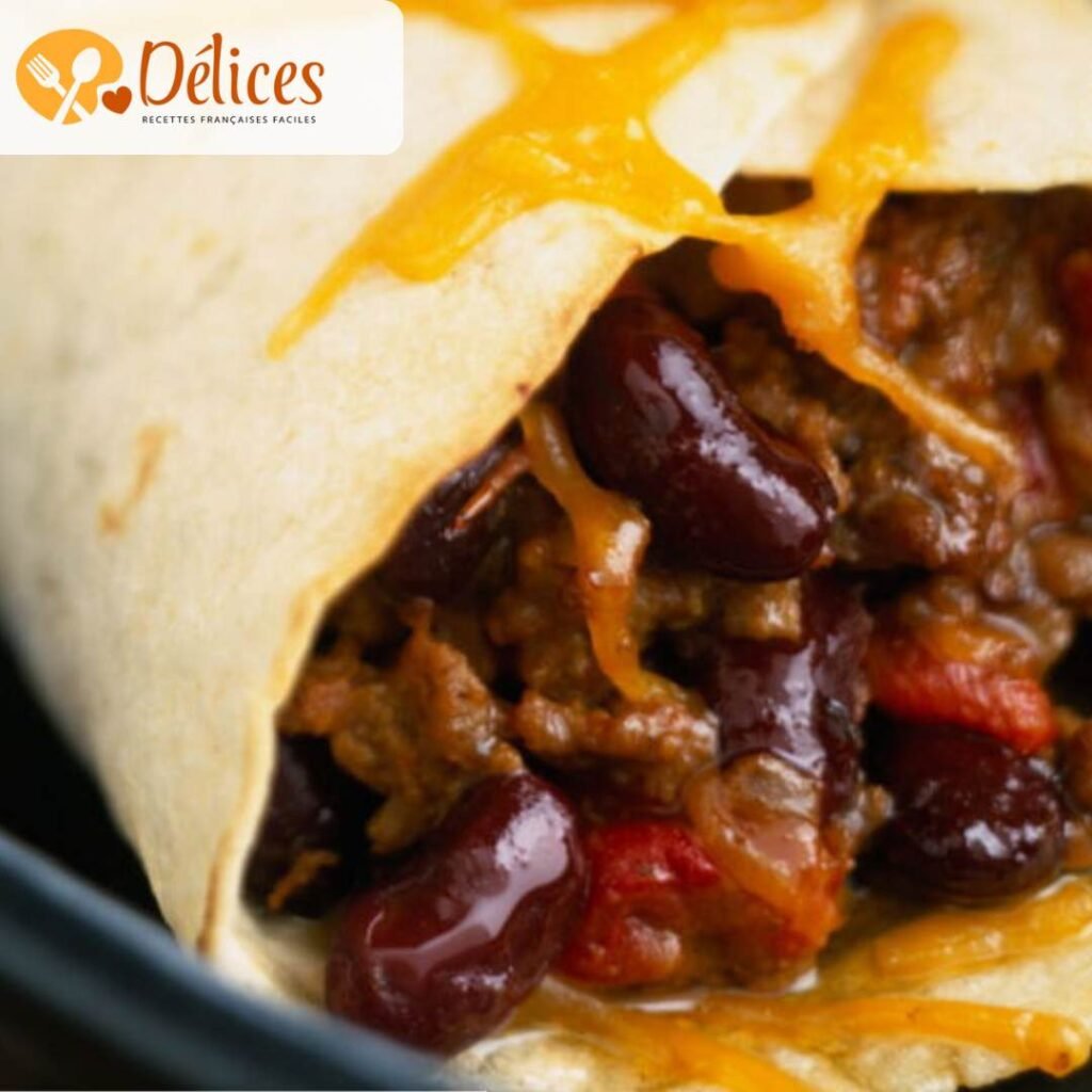 Gros plan sur une tortilla de fajita ouverte, remplie de lanières de bœuf, de haricots rouges, de poivrons et de fromage cheddar fondu. Image du plat fajitas bœuf gourmand.