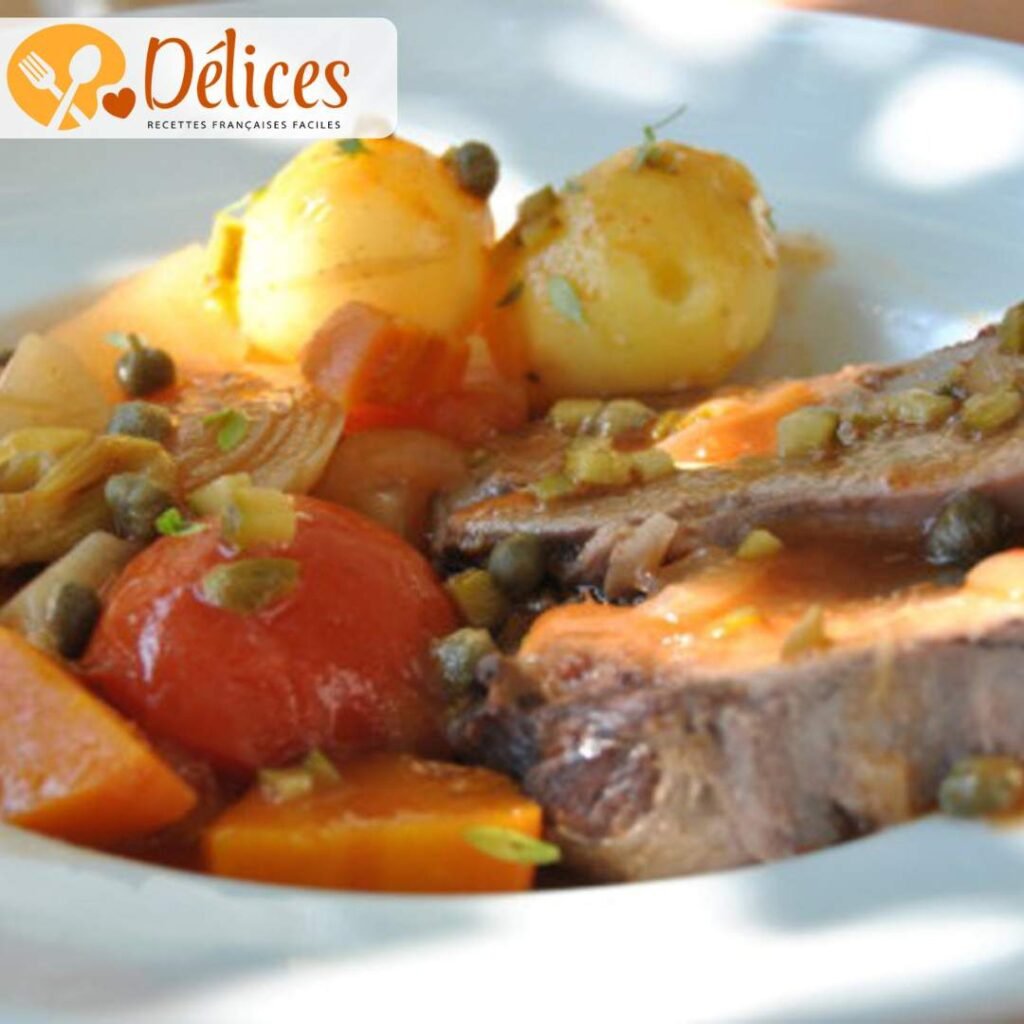 Trois tranches de langue de bœuf cuite, nappées de sauce et garnies de morceaux de carottes et de cornichons, servies sur un plat blanc allongé.