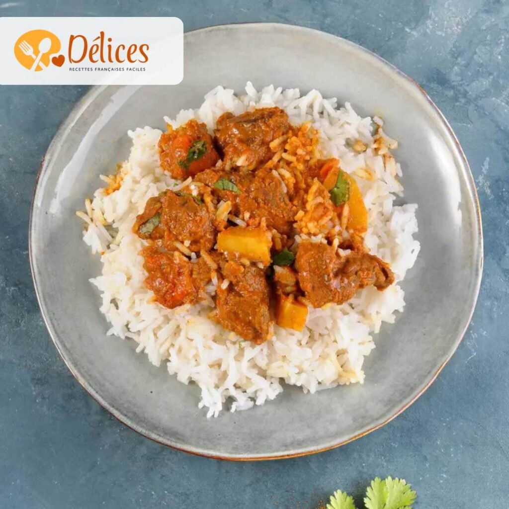 Bannière avec le texte 'mafé boeuf'. Le cercle montre un plat de riz blanc surmonté de morceaux de bœuf et de légumes nappés de sauce crémeuse à l'arachide. Image de la recette de Mafé Bœuf.