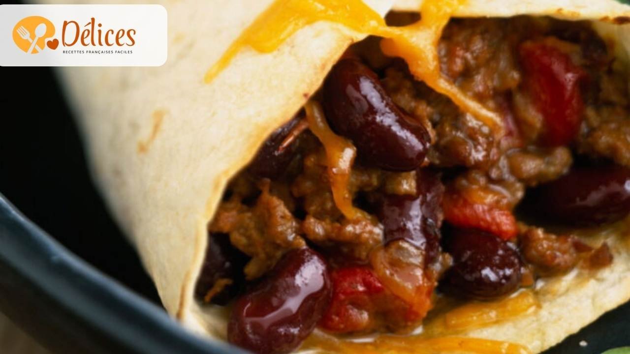 Gros plan sur une fajita de bœuf coupée, montrant la garniture de lanières de bœuf, de haricots rouges, de poivrons et de fromage fondu. Image de la recette fajitas bœuf facile à faire.