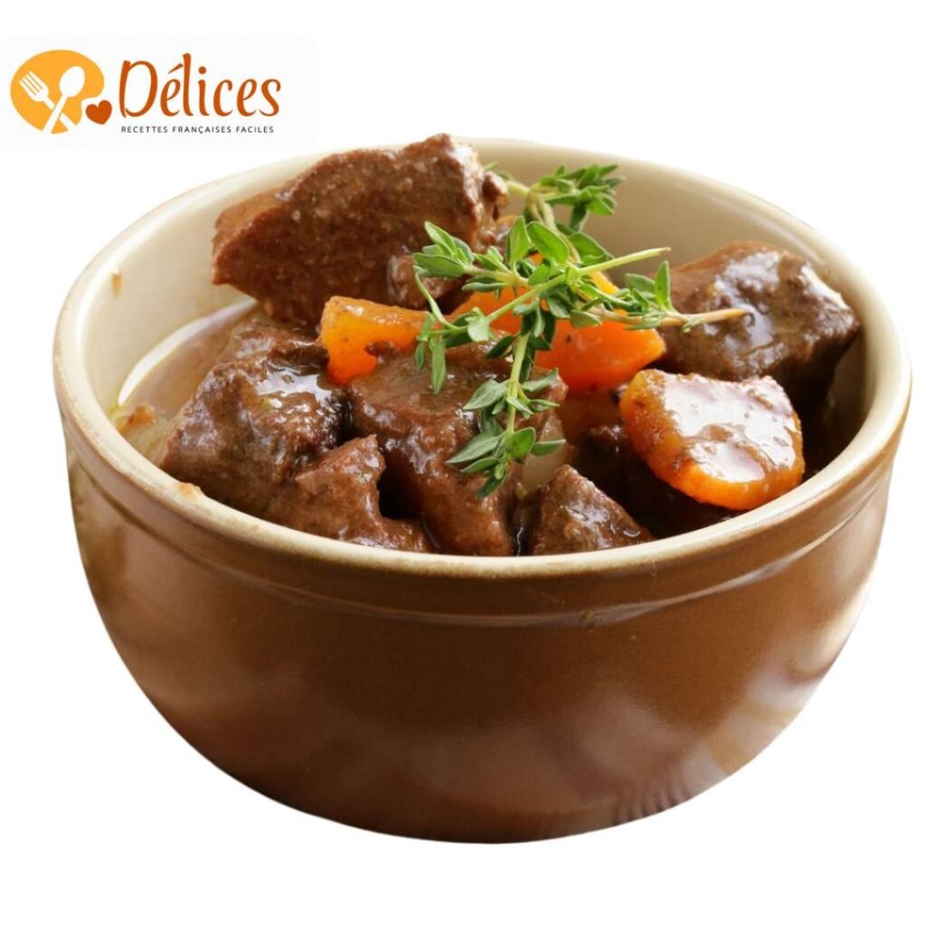 Gros plan sur un bol en terre cuite rempli de morceaux de queue de bœuf braisés et mijotés, nappés d'une sauce brune épaisse, avec des carottes et garni de thym. Image de la recette queue de boeuf.