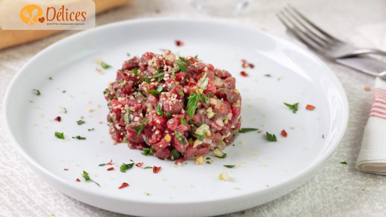 Trois steaks de bœuf épais grillant sur les braises ardentes d'un barbecue, avec des marques de grillades parfaites.
