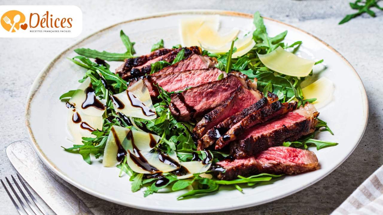 Assiette de tagliata de bœuf (tranches de bœuf saignant) sur roquette, avec copeaux de parmesan et sauce balsamique.