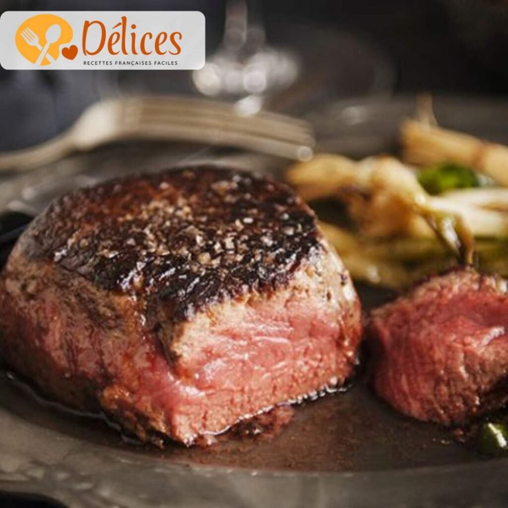 Boulettes de bœuf crues, uniformément formées et assaisonnées de persil, disposées sur un plateau blanc.