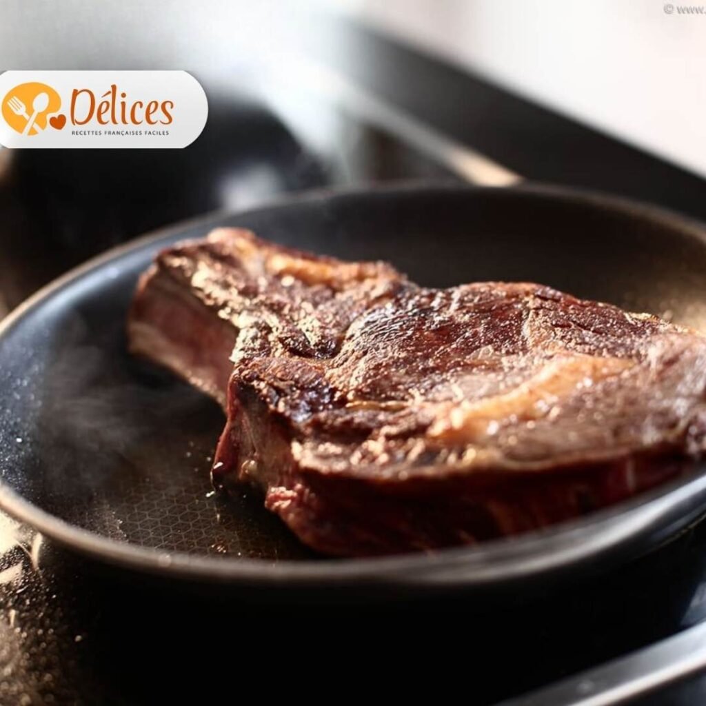 Gros plan d'une généreuse côte de bœuf à la poêle fumante avec une croûte brune bien marquée. Illustration de la cuisson d'une pièce de bœuf de qualité.