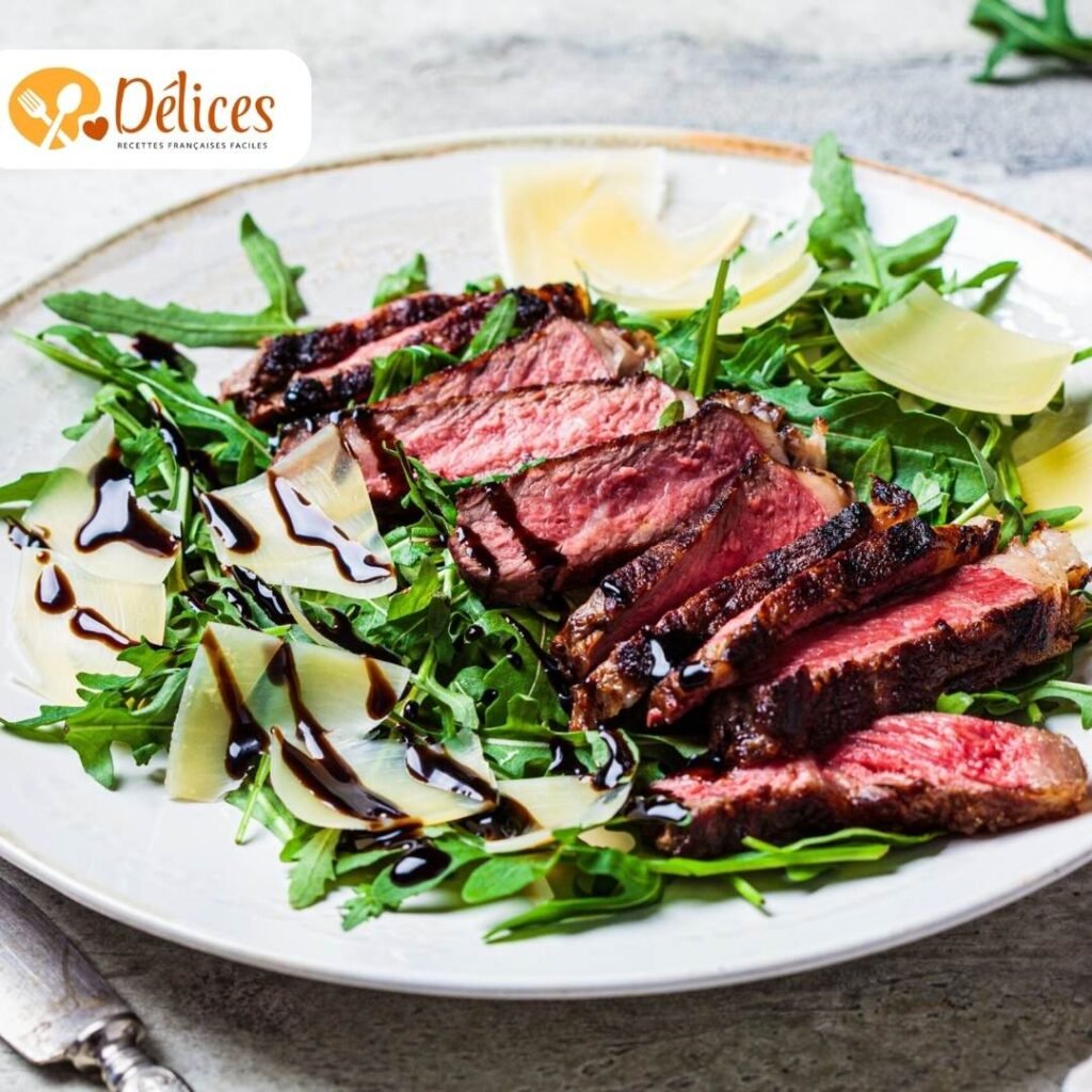 Assiette de Tagliata de Bœuf Angus tranchée et servie sur un lit de roquette, décorée de copeaux de parmesan et de sauce balsamique.