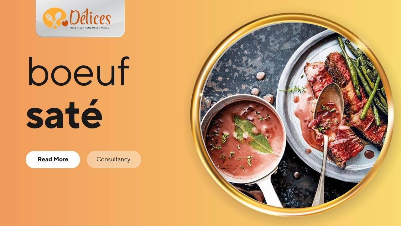 Bannière avec le texte 'bœuf saté'. Le cercle montre des lanières de bœuf cuites, nappées d'une sauce saté rouge foncé, servies avec une louche. Image de la recette bœuf saté.