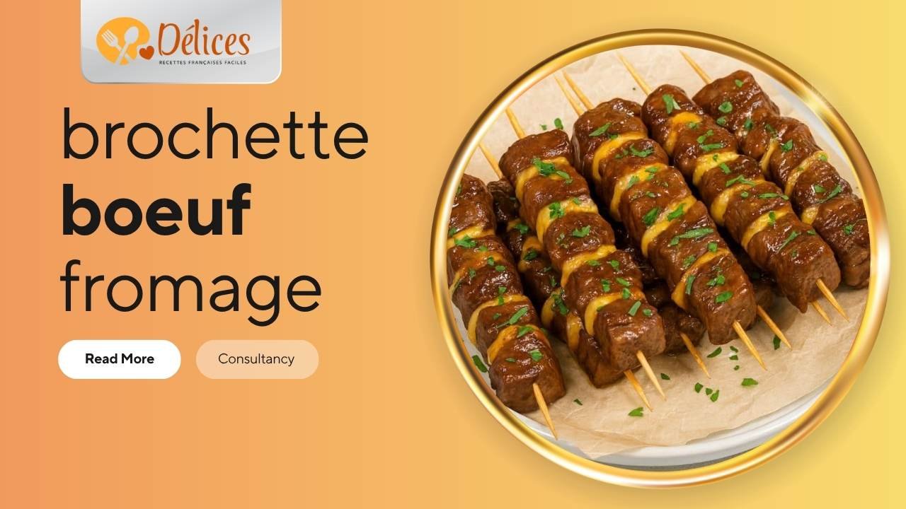 Brochettes de bœuf avec des morceaux de fromage jaune, badigeonnées de sauce barbecue et garnies de persil, servies sur un plateau. Image de la recette de brochette boeuf fromage.